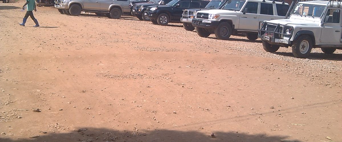 Des véhicules stationnés devant les locaux de la sous coordination de la riposte à Beni (Nord-Kivu, RDC). Un véhicule est loué entre 80 et 150$ par jours même si ils passent la majeure partie de la journée au parking. ©Crédit photo : Hervé Mukulu