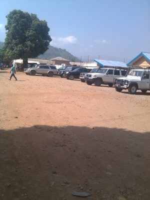 Des véhicules stationnés devant les locaux de la sous coordination de la riposte à Beni (Nord-Kivu, RDC). Un véhicule est loué entre 80 et 150$ par jours même si ils passent la majeure partie de la journée au parking. ©Crédit photo : Hervé Mukulu