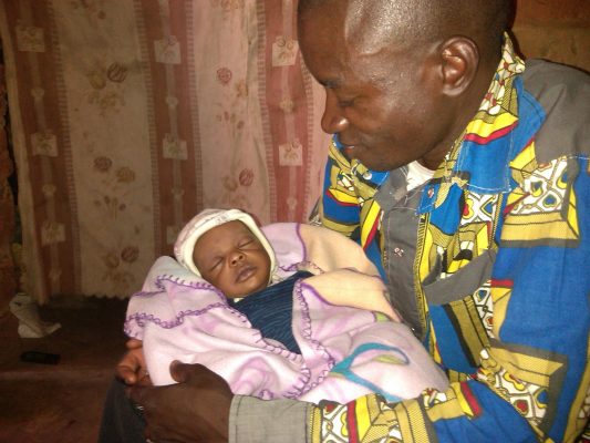 Jean Simba berce sa fille une semaine après sa naissance, à Kolwezi, province de Lualaba , RD Congo, 2016 © Hervé Mukulu